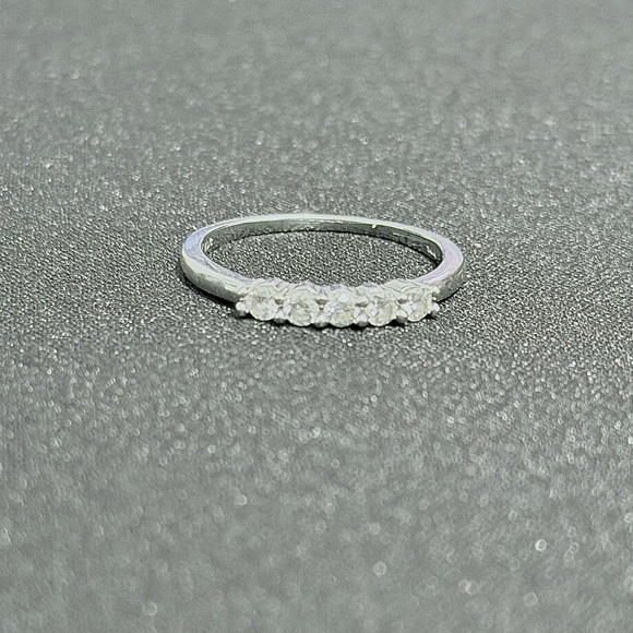14k white gold 1/2k diamond Ring - Picture 2 of 10